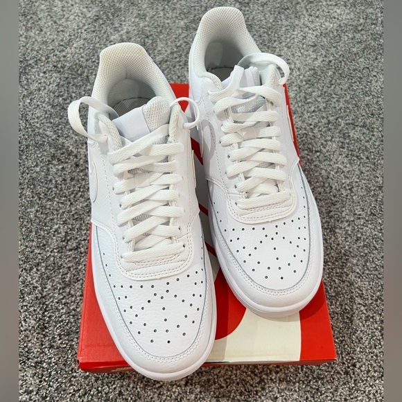 Nike Womans White Low-Top Sneakers - Picture 4 of 6